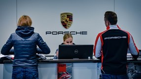 Мощные спортивные автомобили, такие как Porsche – это не только красиво, но и очень быстро.