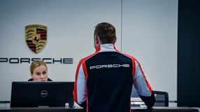 Мощные спортивные автомобили, такие как Porsche – это не только красиво, но и очень быстро.