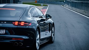 Мощные спортивные автомобили, такие как Porsche – это не только красиво, но и очень быстро.