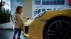 Мощные спортивные автомобили, такие как Porsche – это не только красиво, но и очень быстро.