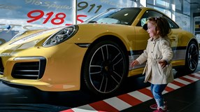 Мощные спортивные автомобили, такие как Porsche – это не только красиво, но и очень быстро.