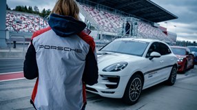 Мощные спортивные автомобили, такие как Porsche – это не только красиво, но и очень быстро.