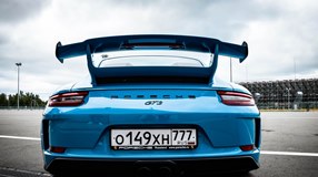 Мощные спортивные автомобили, такие как Porsche – это не только красиво, но и очень быстро.