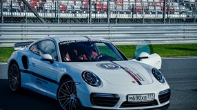 Мощные спортивные автомобили, такие как Porsche – это не только красиво, но и очень быстро.