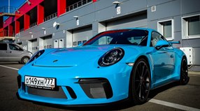 Мощные спортивные автомобили, такие как Porsche – это не только красиво, но и очень быстро.