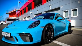 Мощные спортивные автомобили, такие как Porsche – это не только красиво, но и очень быстро.