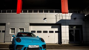 Мощные спортивные автомобили, такие как Porsche – это не только красиво, но и очень быстро.