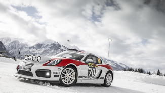 Демонстрационный заезд раллийного Porsche Cayman GT4 по снегу и льду