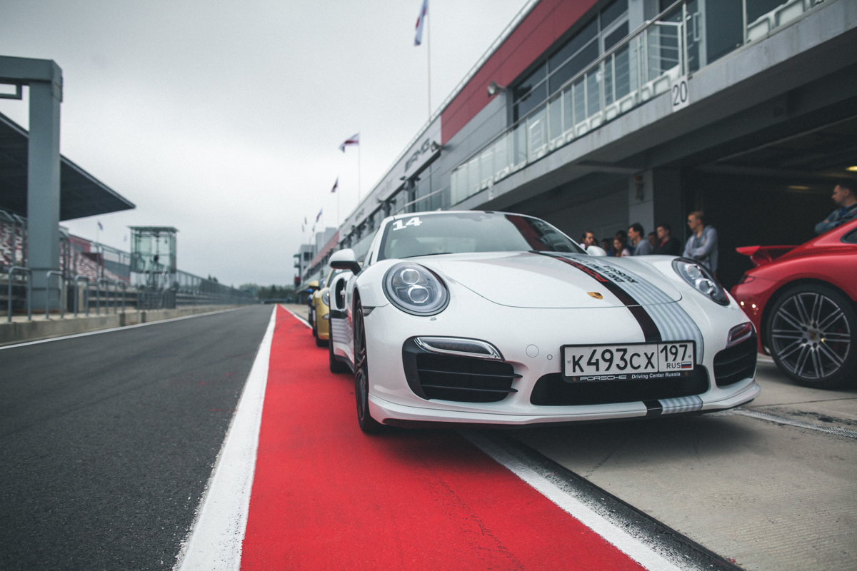 Порше ясенево. Порше 911 в Москве. Porsche 911 Moscow Raceway. Порше 918 на Moscow Raceway. Porsche 921.